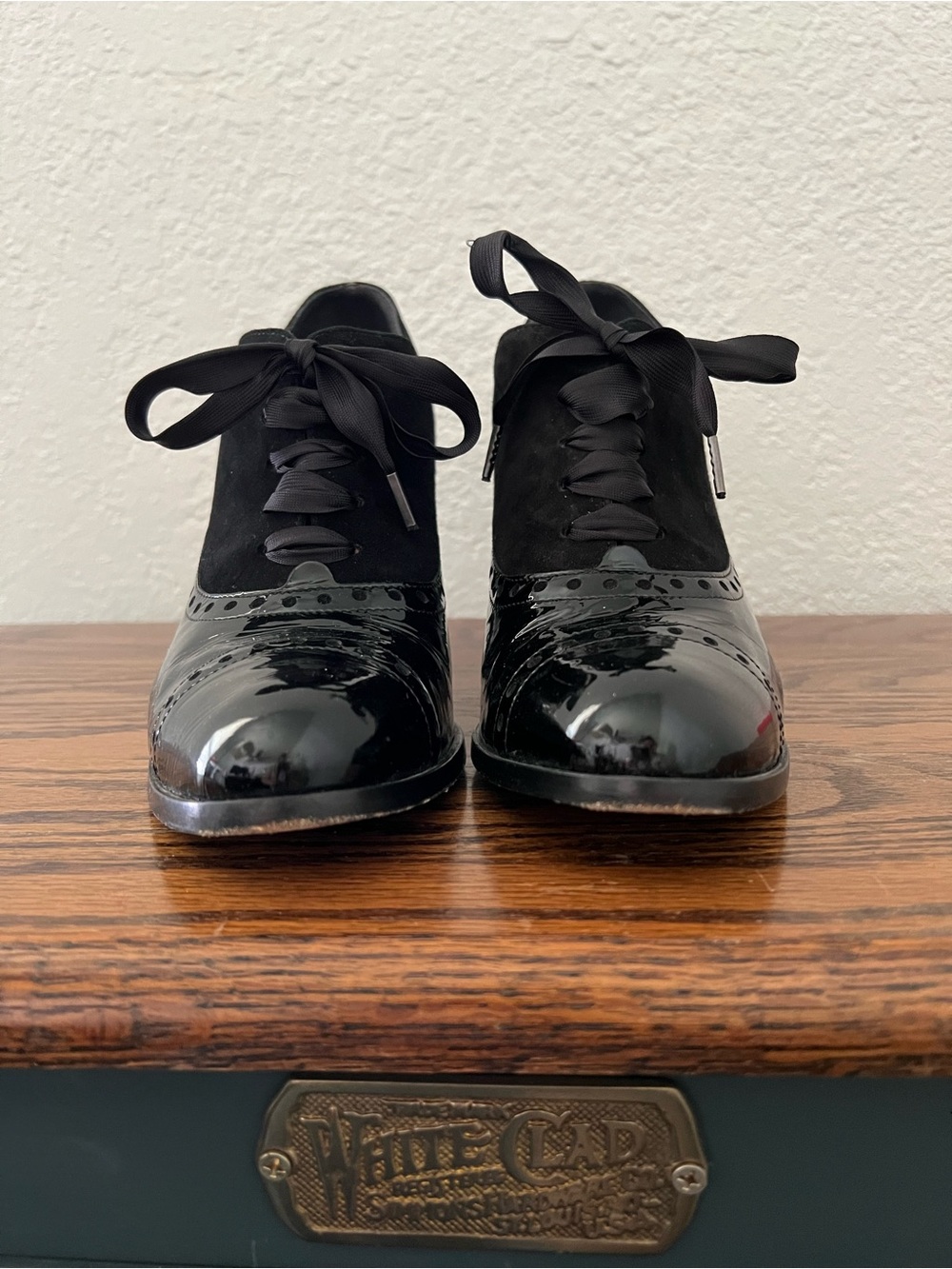 Vintage Coach Patent Leather Brogue Oxfords Lace Up Pumps Made in Italy Size 8.5 - Picture 5 of 10